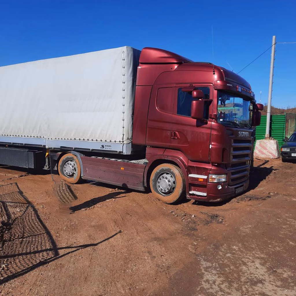 Автомобиль Scania красный